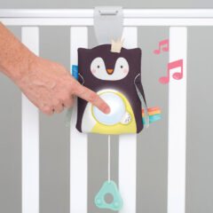 Taf Toys éjjeli fény Prince, the penguin zenélővel hangérzékelővel Prince, a pingvin